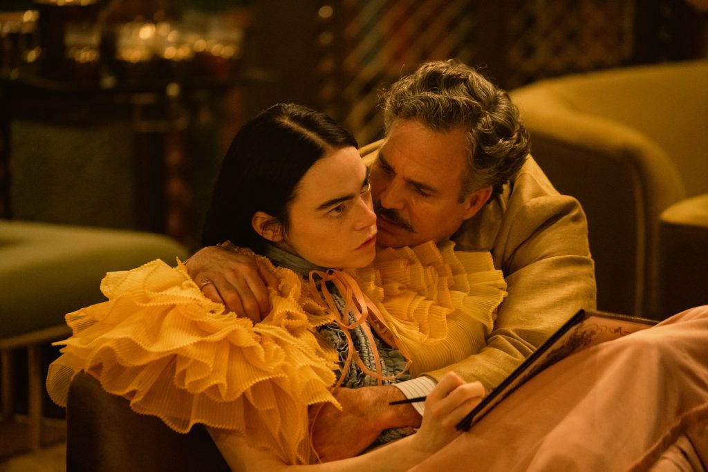 Bella (Emma Stone), dans les bras de son amant (Mark Ruffalo) - Photo by Atsushi Nishijima - Courtesy of Searchlight Pictures - © 2023 Searchlight Pictures All Rights Reserved.