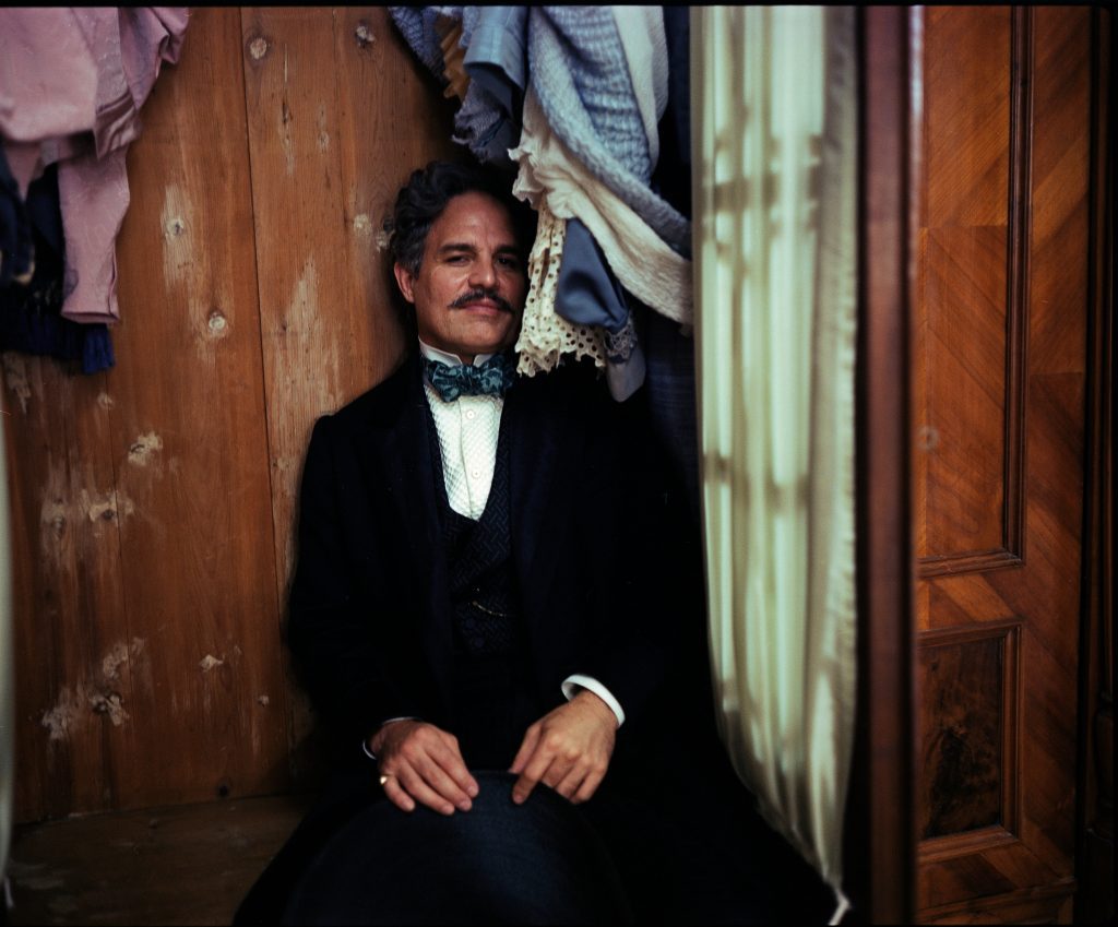 Duncan Wedderburn (Mark Ruffalo), assis lors du tournage de Poor Things (Pauvres Créatures) - Photo by Yorgos Lanthimos - Courtesy of Searchlight Pictures - © 2023 Searchlight Pictures All Rights Reserved.