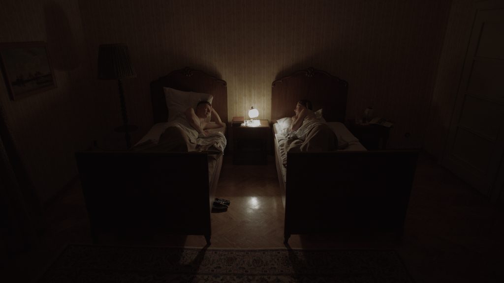 Le couple Höss, faisant lit à part, en pleine discussion à la lueur de la lampe, sur la table de nuit - © Bac Films / DR